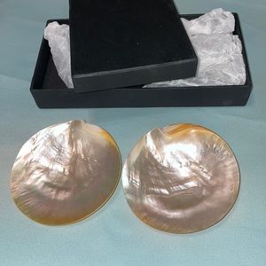 NWT mother of pearl plate 2ps